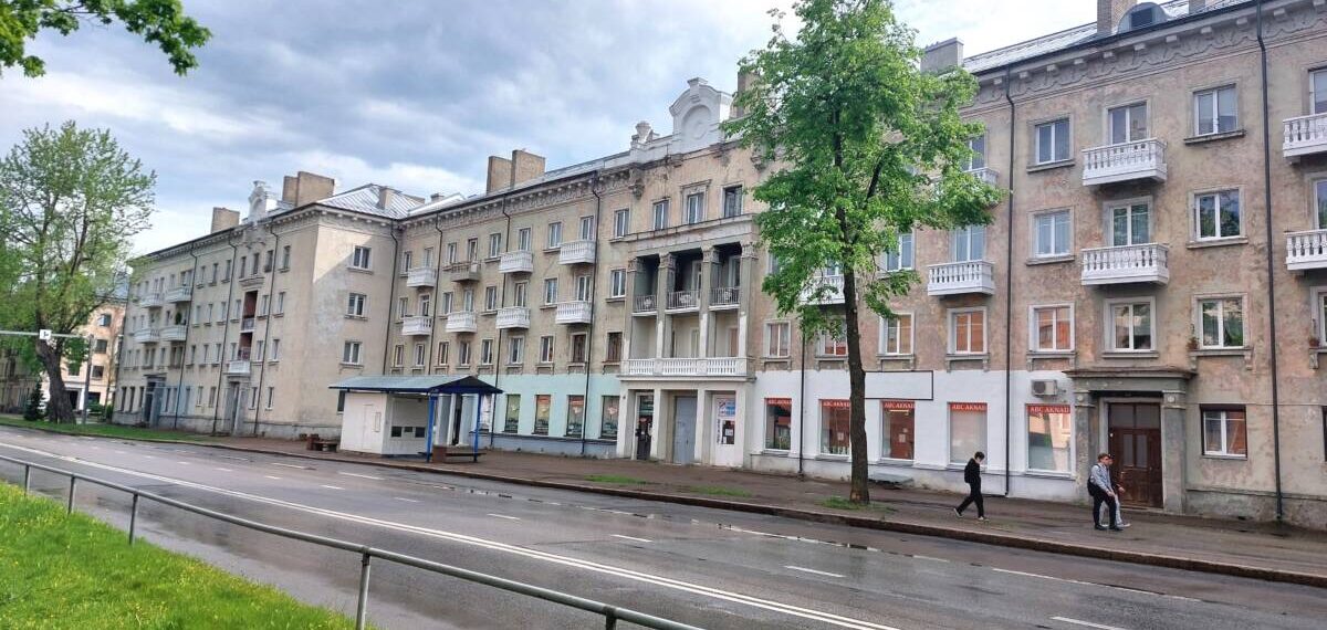 Продаётся просторная и светлая 3-х комнатная квартира сталинском доме в одном из исторических районов Нарвы — Кренгольме, по адресу Joala tn 11, Narva linn