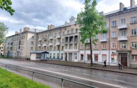 Продаётся просторная и светлая 3-х комнатная квартира сталинском доме в одном из исторических районов Нарвы — Кренгольме, по адресу Joala tn 11, Narva linn