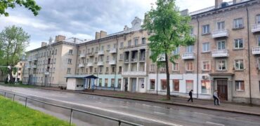 Продаётся просторная и светлая 3-х комнатная квартира сталинском доме в одном из исторических районов Нарвы — Кренгольме, по адресу Joala tn 11, Narva linn