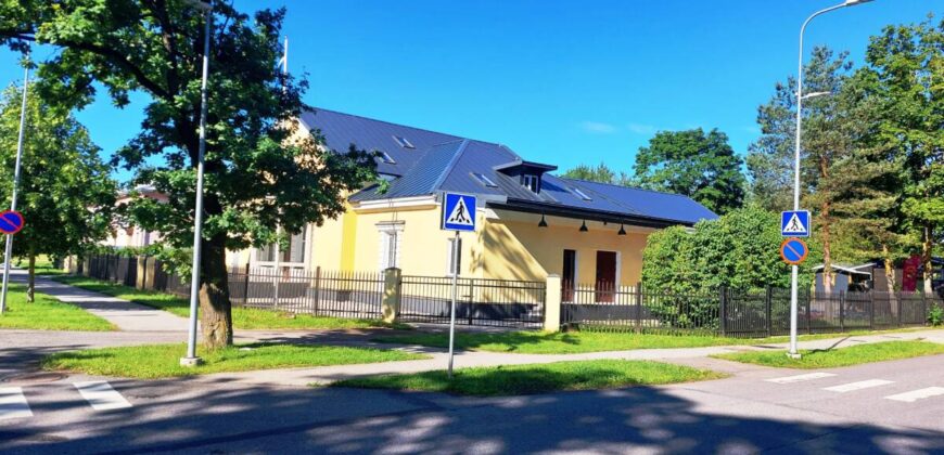 Продается уютное двухэтажное здание сталинской архитектуры с большим земельным участком по адресу Kajaka tn 26, Sillamäe linn