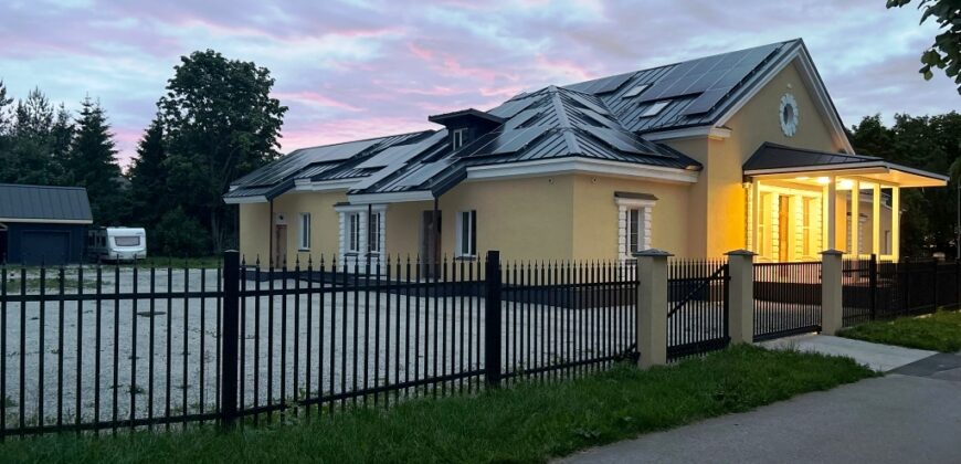 Продается уютное двухэтажное здание сталинской архитектуры с большим земельным участком по адресу Kajaka tn 26, Sillamäe linn