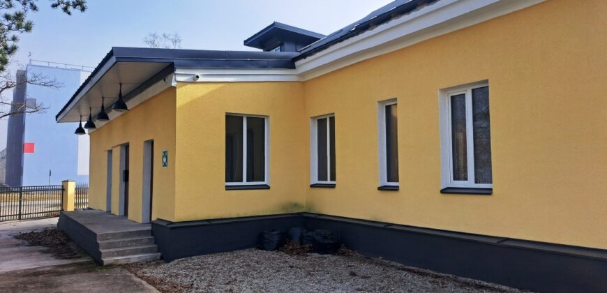 Продается уютное двухэтажное здание сталинской архитектуры с большим земельным участком по адресу Kajaka tn 26, Sillamäe linn